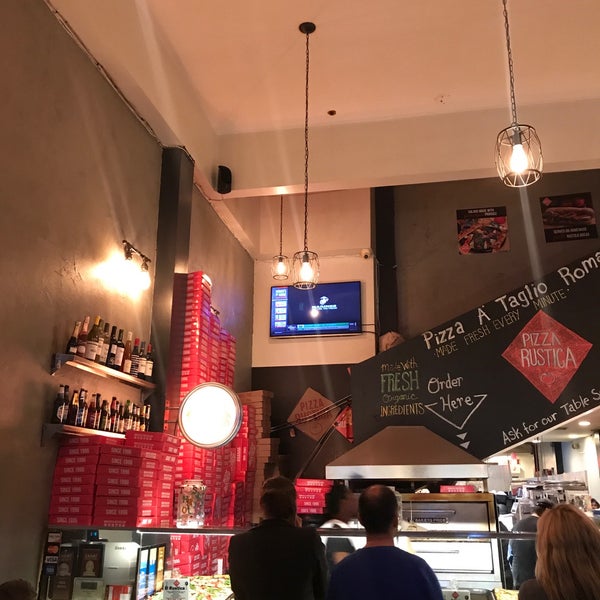 Foto scattata a Pizza Rustica da LuLu il 3/13/2018