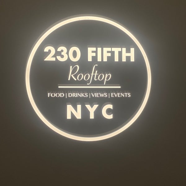 Foto diambil di 230 Fifth Rooftop Lounge oleh Adriana W. pada 9/17/2023