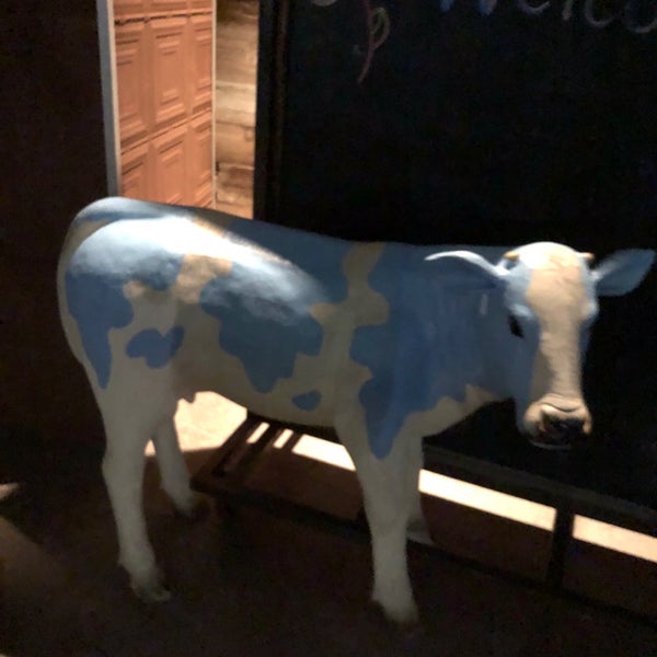 8/23/2018 tarihinde Ozzy O.ziyaretçi tarafından Blue Cow Kitchen &amp; Bar'de çekilen fotoğraf