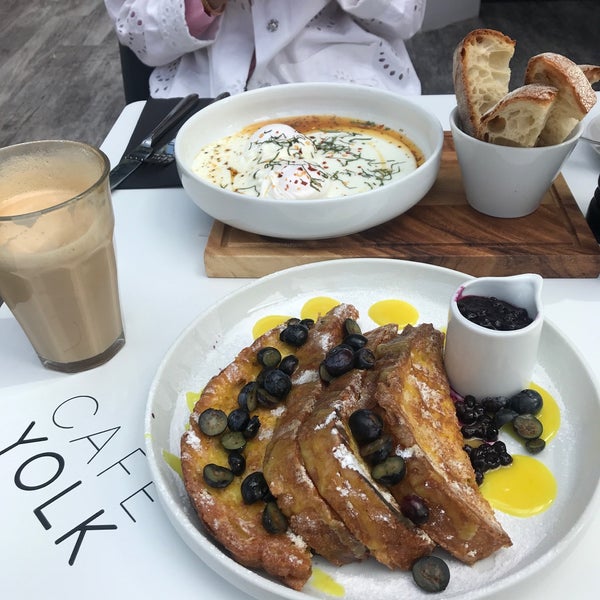 Foto diambil di Café YOLK oleh SARA pada 8/30/2019