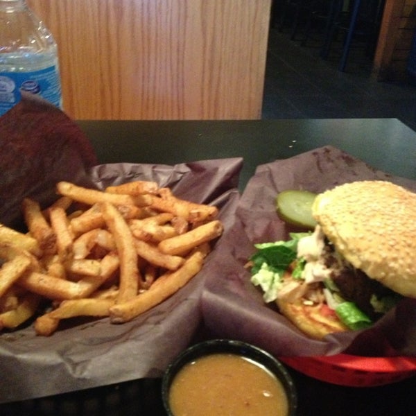 Foto diambil di Woody&#39;s Burgers bar and grill oleh Maraya D. pada 5/29/2013