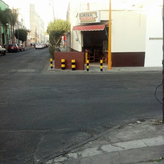 2/1/2013 tarihinde Toñito G.ziyaretçi tarafından Grill &amp; Burger'de çekilen fotoğraf