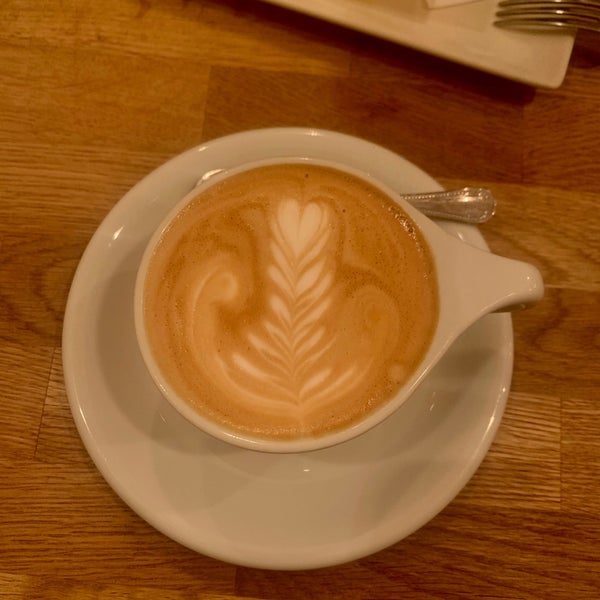 Foto diambil di Onna Coffee oleh Myrthe J. pada 11/4/2021