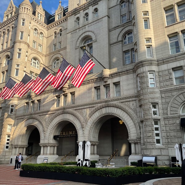 รูปภาพถ่ายที่ Trump International Hotel Washington D.C. โดย Varshith A. เมื่อ 7/3/2021