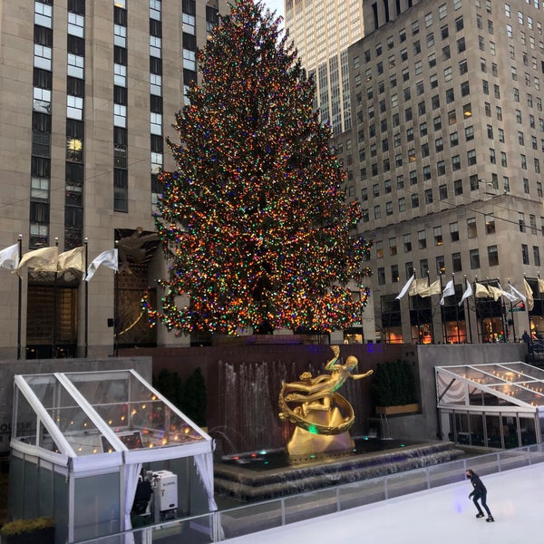 Das Foto wurde bei The Rink at Rockefeller Center von Varshith A. am 12/15/2020 aufgenommen