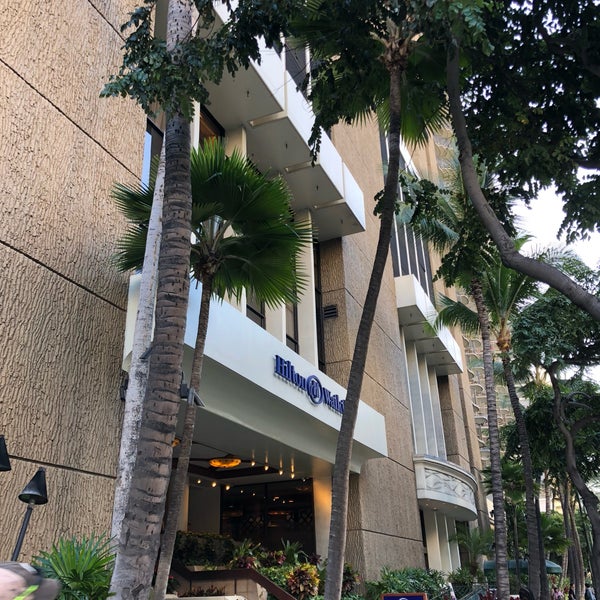 Foto diambil di Hilton Waikiki Beach oleh Varshith A. pada 1/21/2019