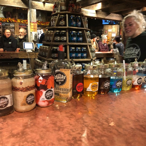11/3/2019 tarihinde Varshith A.ziyaretçi tarafından Ole Smoky Moonshine Distillery'de çekilen fotoğraf