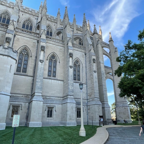 รูปภาพถ่ายที่ Washington National Cathedral โดย Varshith A. เมื่อ 7/2/2021