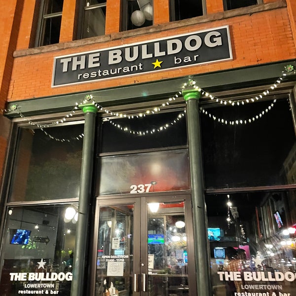 Foto tomada en The Bulldog Lowertown  por Varshith A. el 9/2/2021
