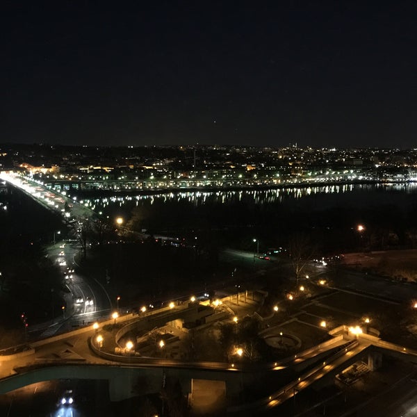 Foto diambil di Key Bridge Marriott oleh Bebe L. pada 12/31/2014