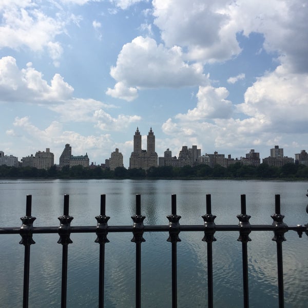 Foto diambil di Central Park Sightseeing oleh Bebe L. pada 8/16/2015
