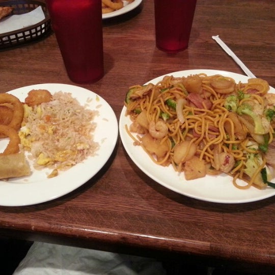 Photo taken at Empire Fire Mongolian Grill by FIREGUYGARY . on 12/12/2012