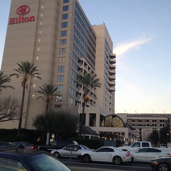 Photo taken at Hilton Woodland Hills/Los Angeles by Sevilay❤️barış K. on 1/28/2015