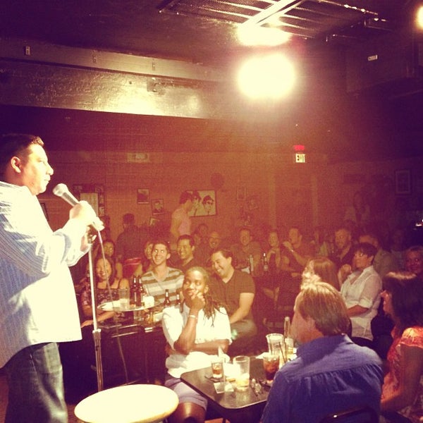 รูปภาพถ่ายที่ The Comedy Spot Comedy Club โดย Eligio T. เมื่อ 6/23/2013