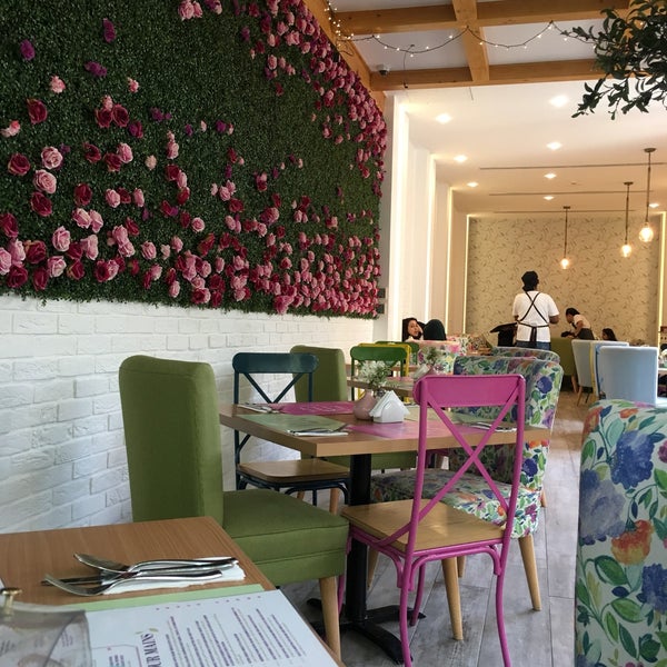 Foto tirada no(a) Lily Restaurant por 🌙 em 7/10/2019
