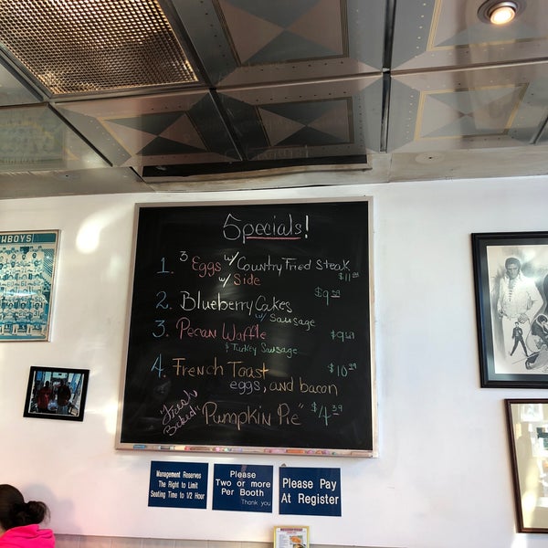 Photo taken at Bob &amp; Edith&#39;s Diner by David H. on 10/21/2018