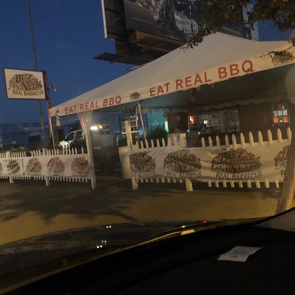 รูปภาพถ่ายที่ Buz and Ned’s Real Barbecue โดย David H. เมื่อ 10/14/2020