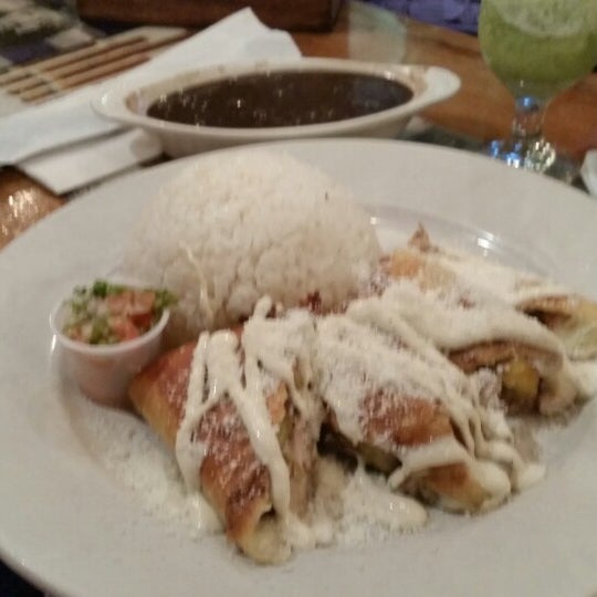 Foto diambil di Mojito Cuban Cuisine oleh Sandra A. pada 9/19/2014