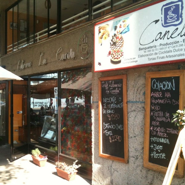 Photo taken at Café Literario La Canela by Leonardo E. on 5/8/2013