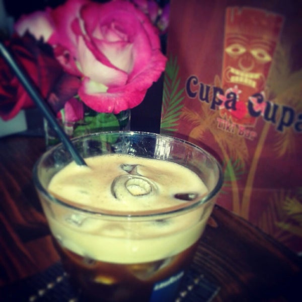 Das Foto wurde bei Cupa Cupa Tiki Bar von Xaritini am 4/22/2014 aufgenommen