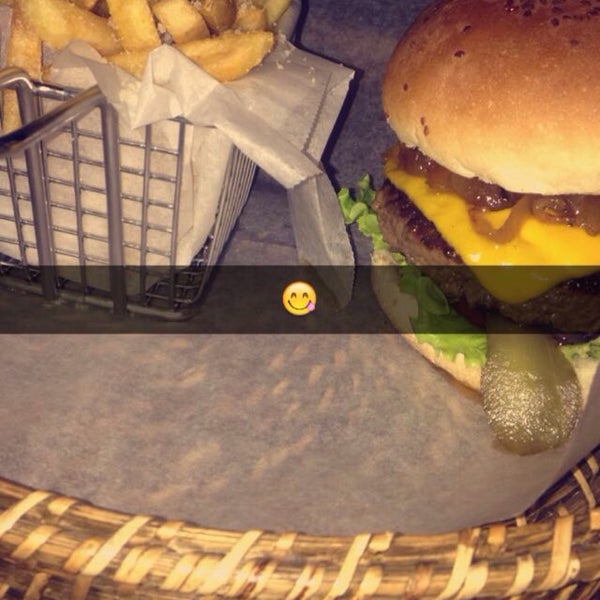 Foto tirada no(a) Karnivora Steak &amp; Burger House por Anna em 6/25/2015