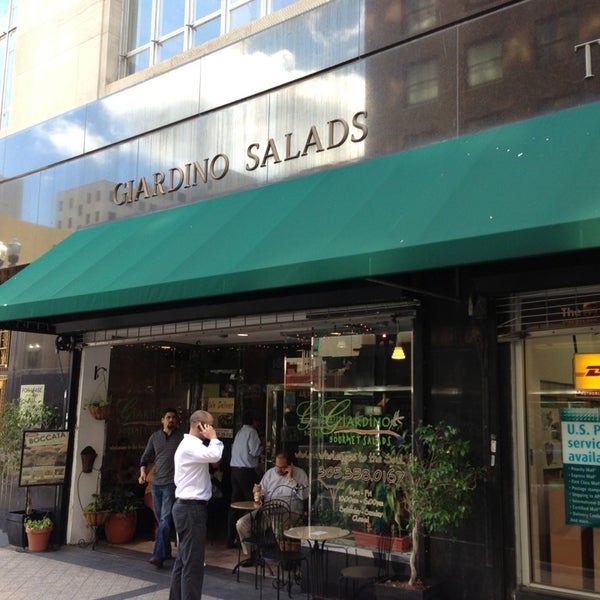 Das Foto wurde bei Giardino Gourmet Salads-Downtown Miami von Jay C. T. am 1/28/2013 aufgenommen