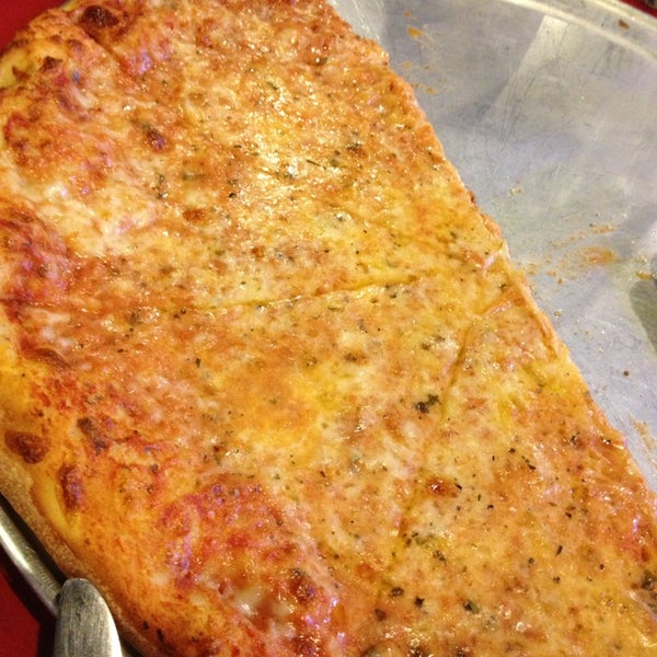 Das Foto wurde bei Russo&#39;s New York Pizzeria von SAMANTHA M. am 2/23/2013 aufgenommen