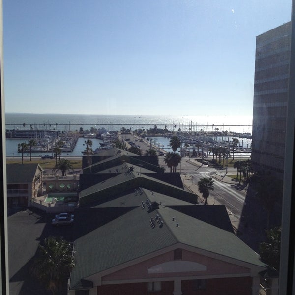 Das Foto wurde bei Hotel Corpus Christi Bayfront von SAMANTHA M. am 3/2/2013 aufgenommen