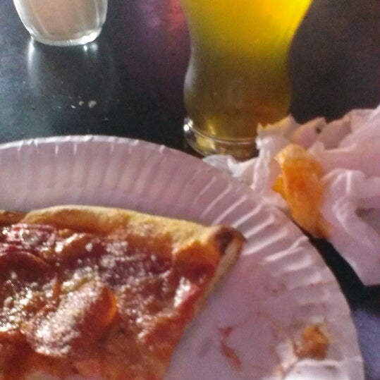 Foto tirada no(a) Hoboken Pizza &amp; Beer Joint por Lindsey P. em 2/17/2013