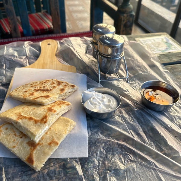 Foto diambil di Emmawash Traditional Restaurant | مطعم اموش oleh Abdullah pada 1/7/2024