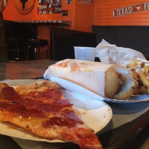3/30/2014にStephanie S.がBig Bite Pizza &amp; Grillで撮った写真