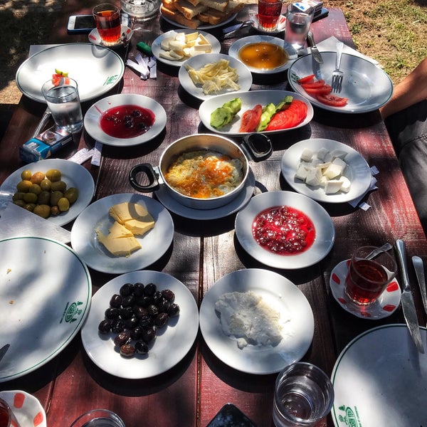 Foto diambil di Uçar Et Mangal Bolu Dağı oleh Yücel U. pada 9/9/2019