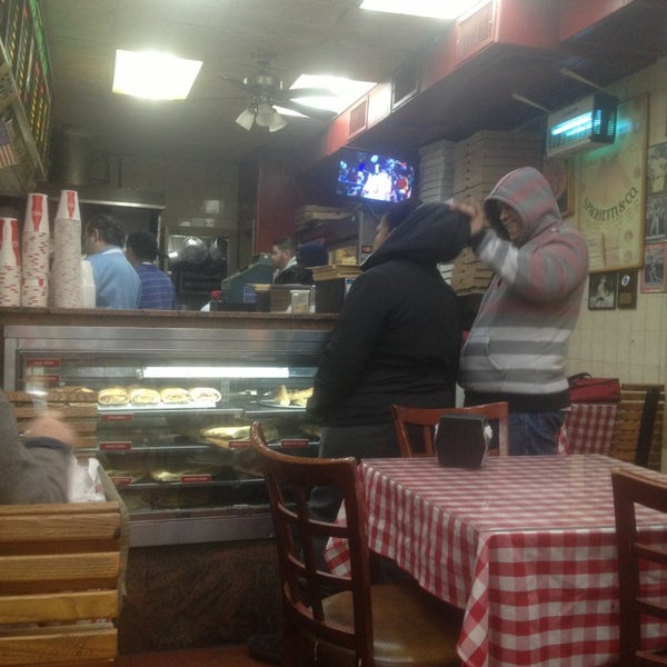 2/7/2013에 Elvis D.님이 John &amp; Joe&#39;s Pizzeria에서 찍은 사진