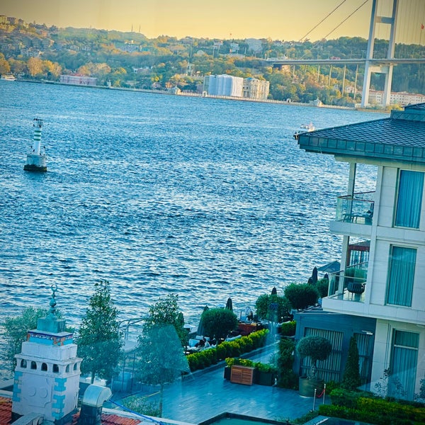 Foto diambil di Mavi Balık Restaurant oleh Engin Ü. pada 11/9/2022