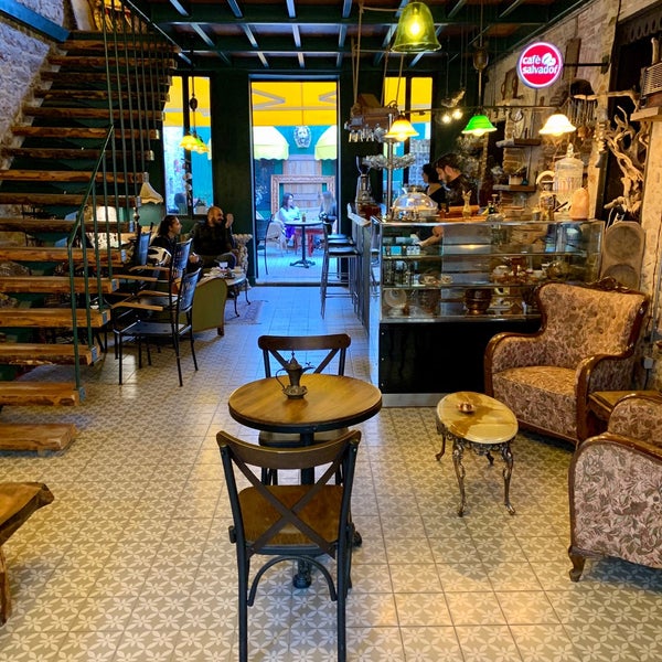 Photo taken at Macaron Çikolata &amp; Kahve by Engin Ü. on 11/16/2019