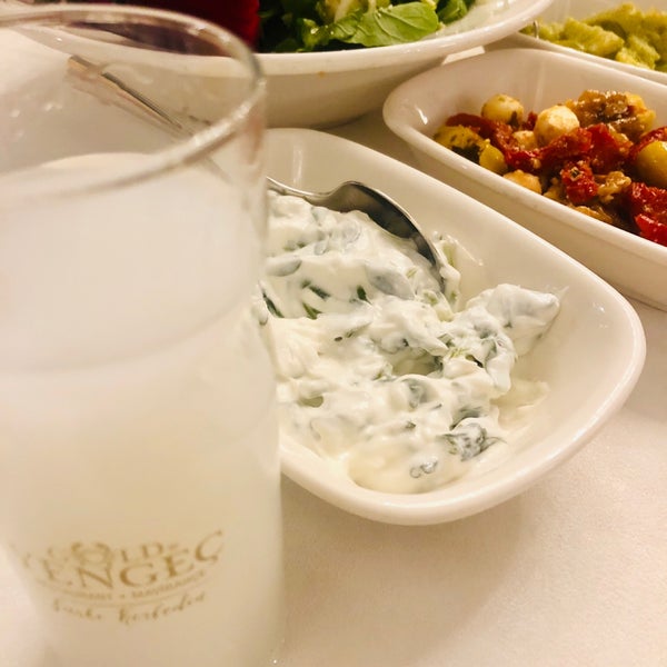Photo prise au Gold Yengeç Restaurant par Engin Ü. le8/18/2019