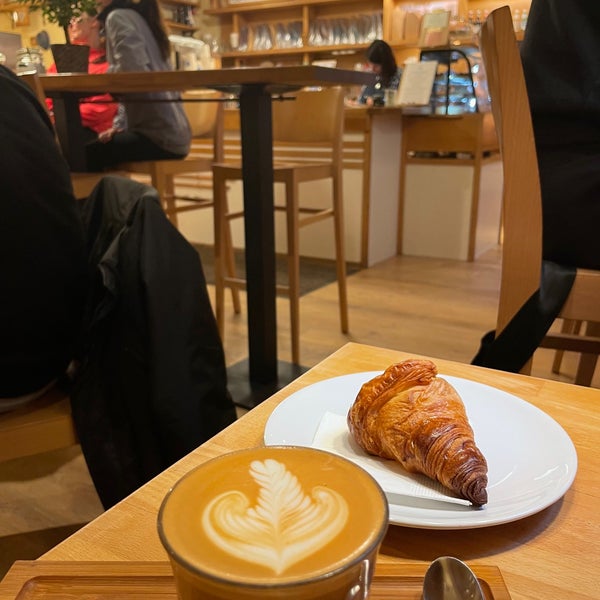 Das Foto wurde bei Madal Cafe - Espresso &amp; Brew Bar von Dávid S. am 1/21/2023 aufgenommen