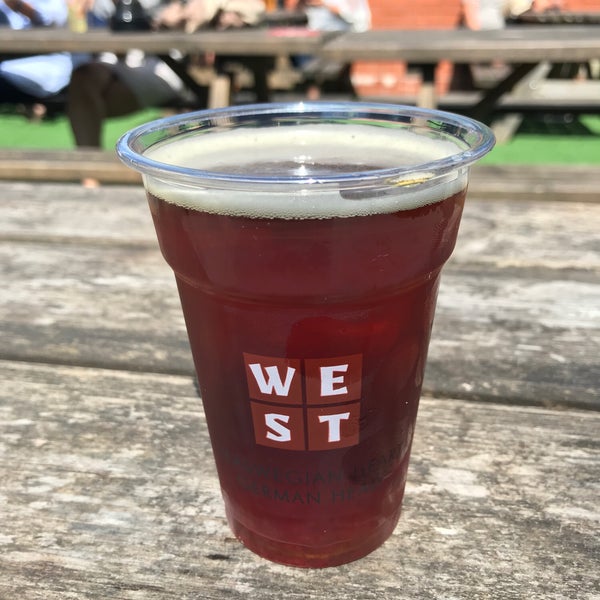 Foto tirada no(a) WEST Brewery, Bar &amp; Restaurant por Michael S. em 7/25/2018