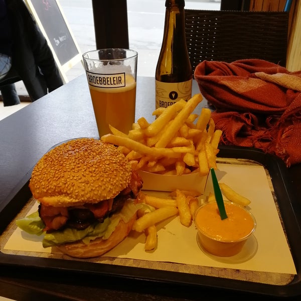 Best burger I'm Brussels that I've tried so far. Good selection of beers and very friendly service. Great place