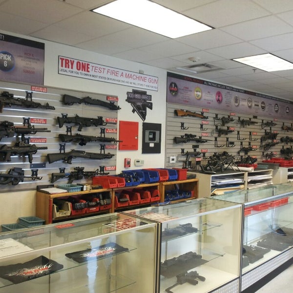 Foto tirada no(a) The Gun Store por Bruno F. em 5/9/2013