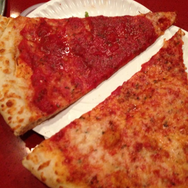 7/14/2013에 Lori P.님이 Two Fisted Mario&#39;s Pizza에서 찍은 사진