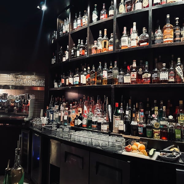 Foto diambil di Uva Wine &amp; Cocktail Bar oleh Levent ö. pada 2/13/2024