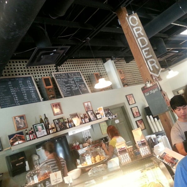 Foto scattata a Senoia Coffee &amp; Cafe da keryn il 6/22/2013