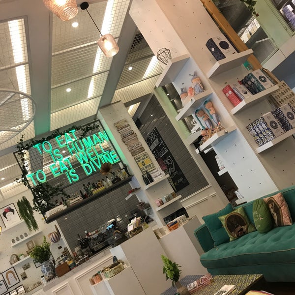 Photo prise au Home Sweet Home Café And Store par Ruba .. le8/28/2019