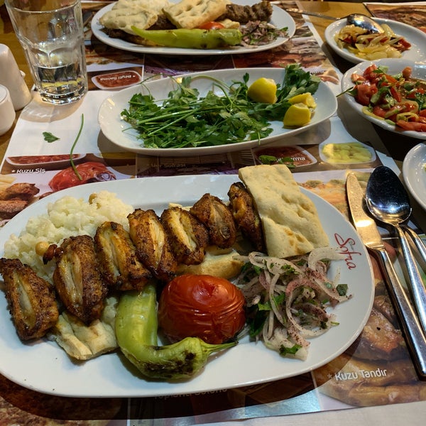 รูปภาพถ่ายที่ Divan-ı Sofra Restaurant โดย 👑 👑 🐊🐊 เมื่อ 9/17/2019