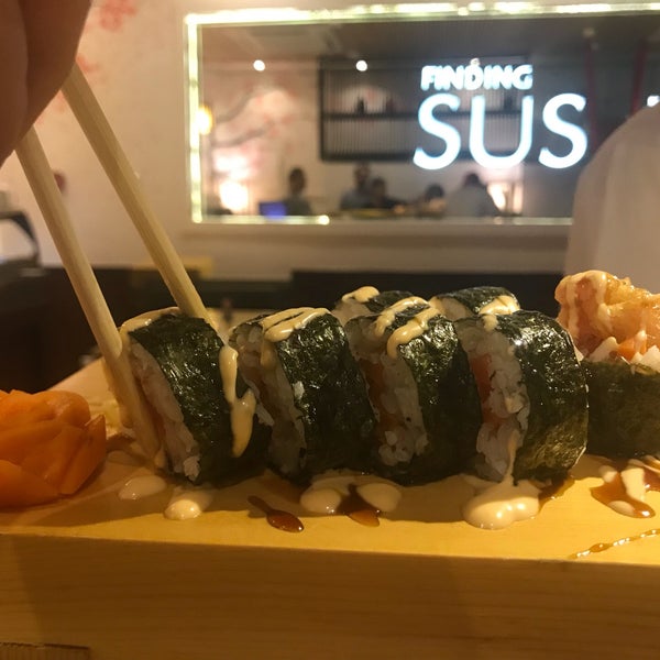 รูปภาพถ่ายที่ Finding Sushi โดย Apol เมื่อ 10/24/2017