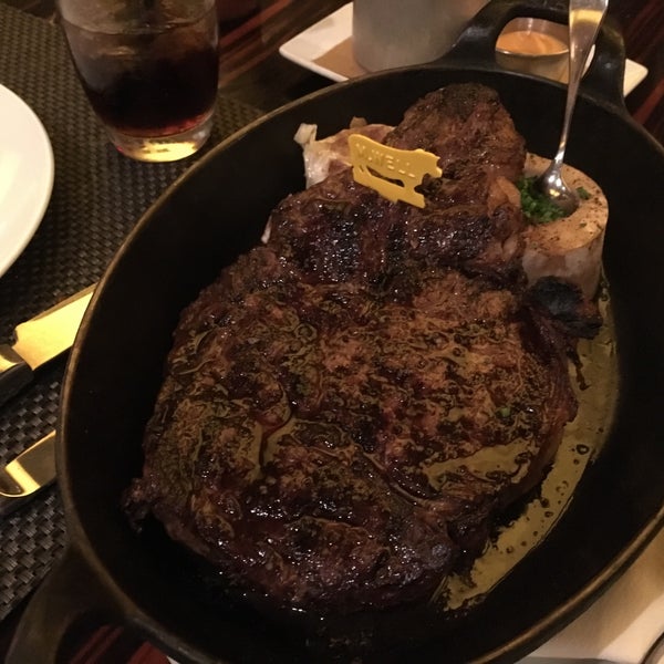 Foto diambil di BLT Steak oleh Serdar Y. pada 7/1/2016