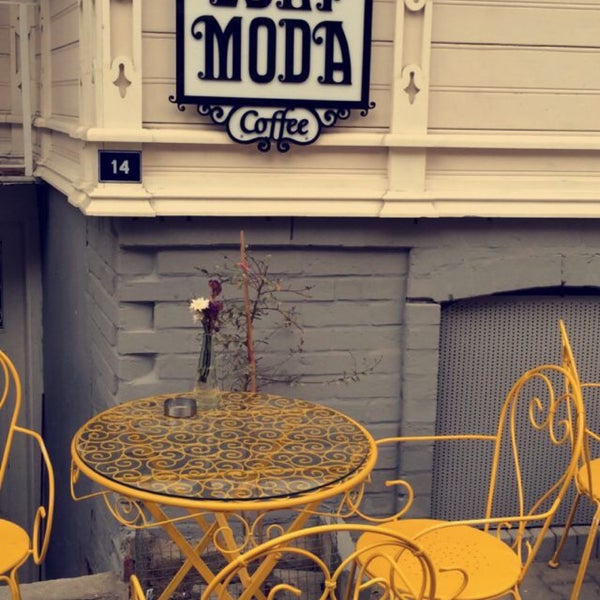 Photo taken at Eski Moda Coffee by Bsr E. on 10/2/2015