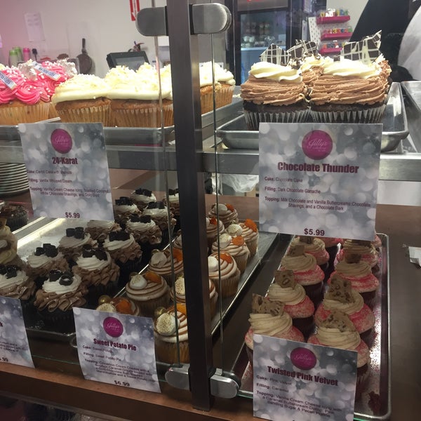 Photo prise au Jilly&#39;s Cupcake Bar &amp; Cafe par Natasha M. le11/29/2019