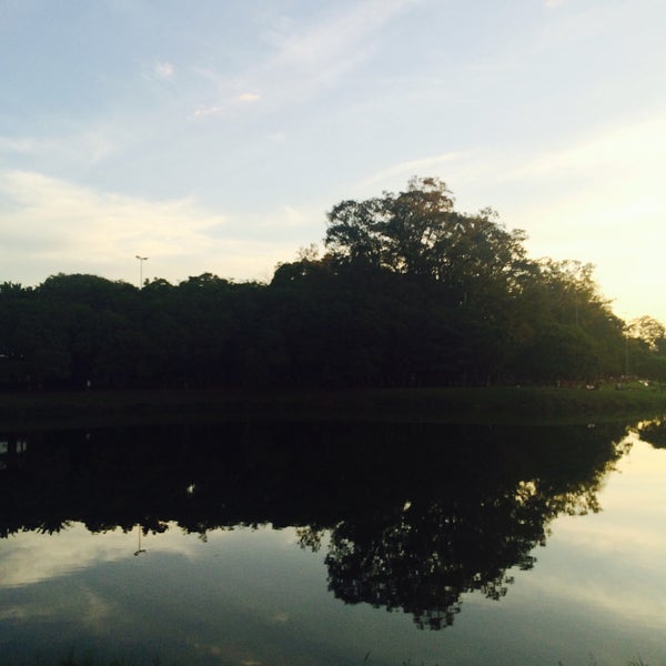 Das Foto wurde bei Parque Ibirapuera von Carlos F. am 7/12/2015 aufgenommen